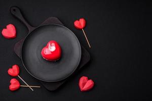 bellissimo gustoso torta rosso colore torta di formaggio nel il forma di un' cuore foto