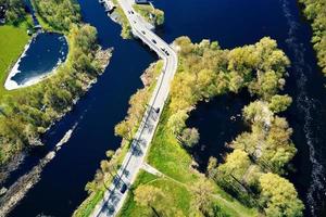 auto in movimento su ponte nel Europa piccolo cittadina, aereo Visualizza foto