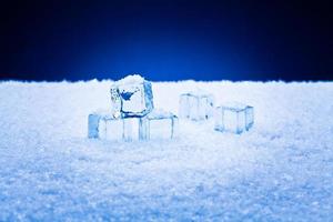 bagnato ghiaccio cubi e neve foto