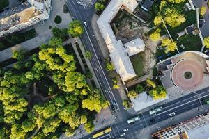 aereo Visualizza di città incrocio con macchine foto