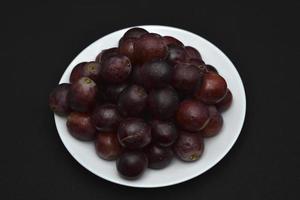 rosso fresco uva. uva su un' piatto. grande uva. foto
