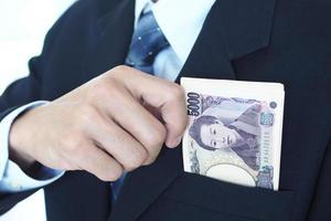 uomini d'affari siamo raccolta su il yen a partire dal il Borsa foto