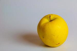 giallo mele di il d'oro delizioso varietà su un' bianca sfondo. il concetto di l'ambiente amichevole prodotti. foto