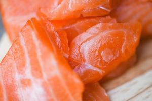 fresco salmone filetto su taglio tavola foto