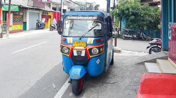 Giacarta, Indonesia, gennaio 08, 2023 - unico vecchio pubblico trasporto nel Indonesia quale è chiamata bajaj o bajai parcheggiata su il lato di il strada. tre ruota piace un' motociclo con tetto. foto