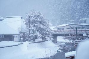 pesante neve a il fiume nel heike no sato villaggio nel tochigi prefettura, nikko città, Giappone foto