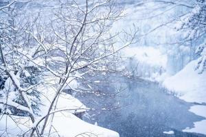 pesante neve a il fiume nel heike no sato villaggio nel tochigi prefettura, nikko città, Giappone foto