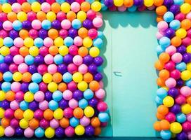 porta camera con colorato palloncini - concetto di celebrazione, festa, contento compleanno. foto