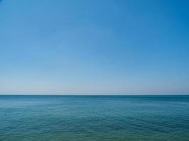 panorama davanti Visualizza paesaggio blu mare e cielo blu sfondo mattina giorno Guarda calma estate natura tropicale mare bellissimo oceano acqua viaggio bangsen spiaggia est Tailandia Chonburi esotico orizzonte. foto