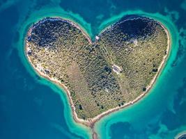 aereo fuco Visualizza di galesnjak il isola di amore nel Croazia con bellissimo blu turchese mare acqua. cuore sagomato isola. viaggio e vacanze destinazione. sorprendente turismo nel Croazia isole. foto