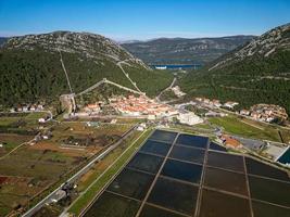 aereo fuco Visualizza di il sale padella nel il città di pietra nel Croazia. fortificato muri nel il colline nel il sfondo. sale campi. pietra sale lavori. turismo vicino il Adriatico mare. storico visite. foto