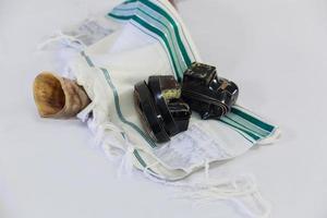 scialle di preghiera - simbolo religioso ebraico tallit e shofar foto