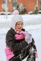 adorabile poco ragazza avendo divertimento su inverno giorno foto