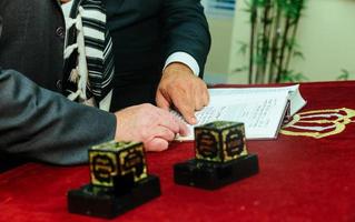 mano del ragazzo che legge la torah ebraica al bar mitzvah foto