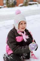 poco ragazza giocando con neve foto
