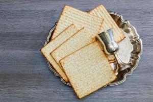 natura morta di pesach con vino e pane pasquale ebraico matzoh foto