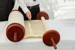 Mano del ragazzo che legge la torah ebraica al bar mitzvah 5 settembre 2016 usa foto