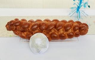 yarmulke, una testa ebraica che copre bar mitzhvah simbolo religioso ebraico challah foto