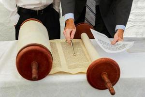 Mano del ragazzo che legge la torah ebraica al bar mitzvah 5 settembre 2016 usa foto