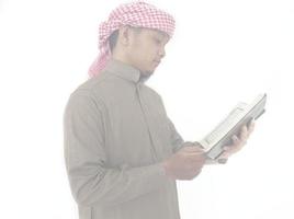 Indonesia. 31 gennaio 2023. foto di uomo lettura un' Corano pronto per Ramadan.