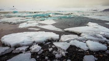 jokulsarlon ghiacciaio laguna è un' grande glaciale lago nel sud-est Islanda, su il bordo di Vatnajokull nazionale parco. foto