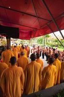 bandung, Indonesia, 2020 - il monaci nel arancia rapinare in piedi nel ordine mentre preghiere per il Dio a il altare dentro il Budda tempio foto