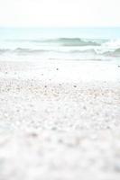 vicino su bianca sabbia spiaggia e oceano onde concetto foto