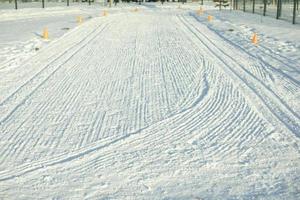 sciare traccia su neve. sciare traccia per sciare. fresco neve nel freddo. foto