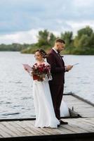 il primo incontro di il sposa e sposo foto