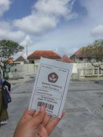 Yogyakarta, Indonesia nel novembre 2022. un' mano è Tenere un' biglietto per accedere il forte vredeburg Museo. foto