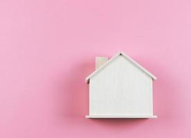 piatto posare di di legno modello Casa su rosa sfondo. foto