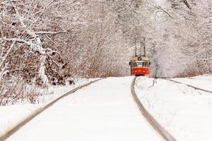 un vecchio tram in movimento attraverso un' inverno foresta foto