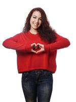 ragazza fabbricazione cuore forma con sua mani foto