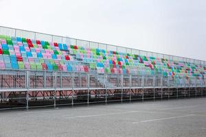 un vuoto tribuna coperta su il da corsa campo foto