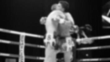 sfocato immagini nero e bianca foto stile di tailandese boxe o muay tailandese o kickboxing quale Locale e straniero pugile siamo combattente su il squillare a interno palcoscenico come marziale arte sport. muay tailandese calcio boxe