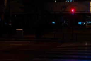 notte strade, pedone zebra traversata, traffico leggero foto