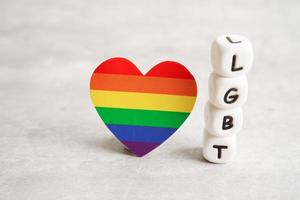 lgbt testo personaggio con arcobaleno bandiera cuore per simbolo di orgoglio mese lesbica, gay, bisessuale, transgender, umano diritti, tolleranza e pace. foto