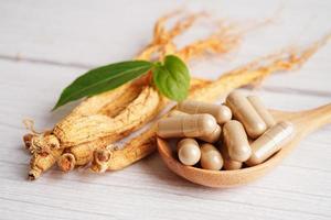 radici di ginseng e foglia verde, cibo sano. foto