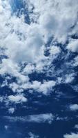 cumulo nuvole nel un' blu cielo durante giorno volta. naturale cielo sfondo e sfondo foto