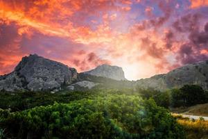 tramonto nel montagne. naturale paesaggio. tropicale verde foresta e rocce nel il sole. rosa nuvole nel il cielo. foto