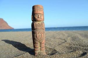 piccolo mesoamericane statua a il spiaggia foto
