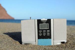 vecchio Radio orologio a il spiaggia foto