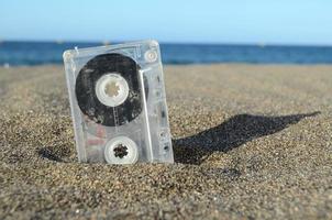 vecchio cassetta nastro a il spiaggia foto