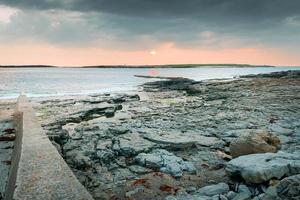 bellissimo sbalorditivo tramonto al di sopra di atlantico costa nel inismore isola lontano punto nel Irlanda foto