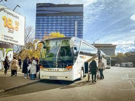 tbilisi, Georgia, 2022 - viaggiatori In piedi di omni autobus azienda allenatore tbilisi-kutaisi. speciale aeroporto navetta trasferimento autobus per passeggeri volante per Europa. foto