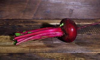 totale crudo rosso barbabietola con cime foto