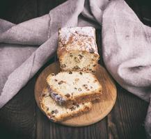 pane torta con uva passa e secco frutta foto