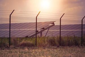 solare pannelli nel il mezzo di un' campo su un' soleggiato giorno, Ucraina foto