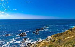 bellissimo rocce scogliere Visualizza onde a spiaggia puerto escondido Messico. foto