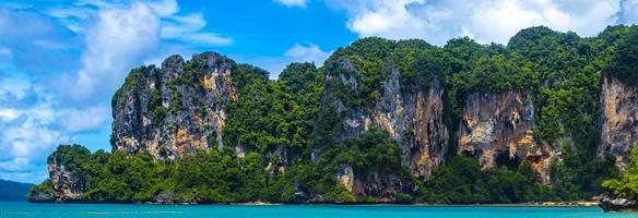 railay spiaggia Tailandia bellissimo famoso spiaggia laguna fra calcare rocce. foto